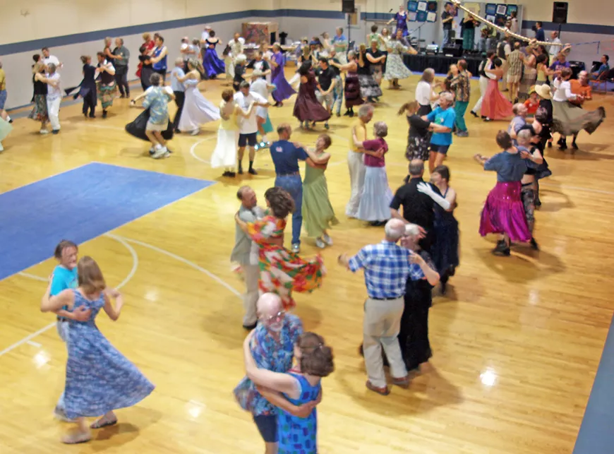 Contra dancing for Casa de Los Ni&ntilde;os