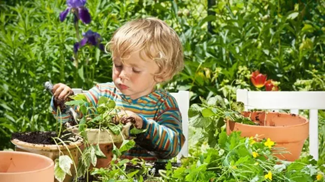 Image: Kids Plant at the Library