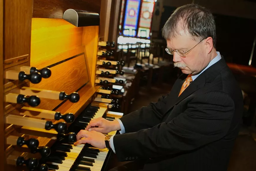 Organist Dana Robinson