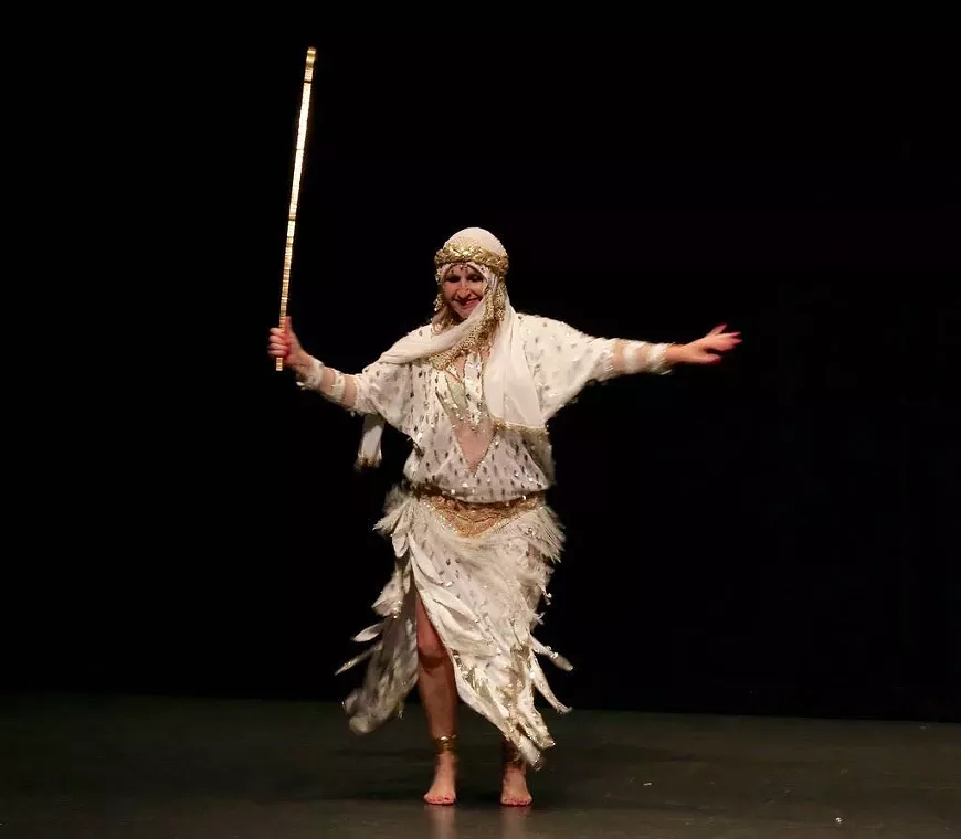 Ramona performing raks assaya