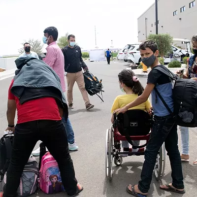 Image: Asylum seekers dropped off in S. Ariz. towns that have few resources get help from nonprofits