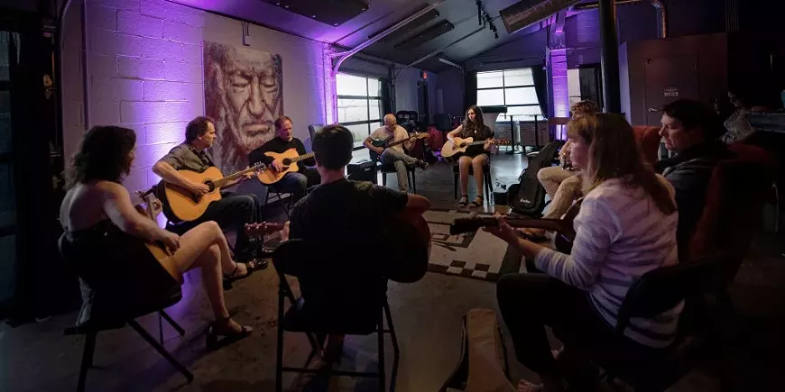 group-guitar.webp