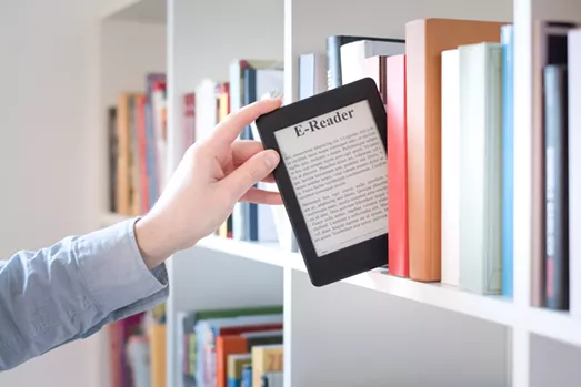 Print versus Plastic: UA Researchers Weigh the Benefits of E-Books